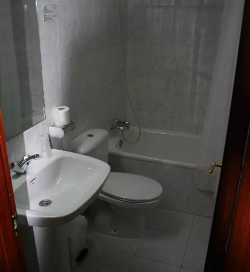 پانسیون Hostal Puente De Piedra