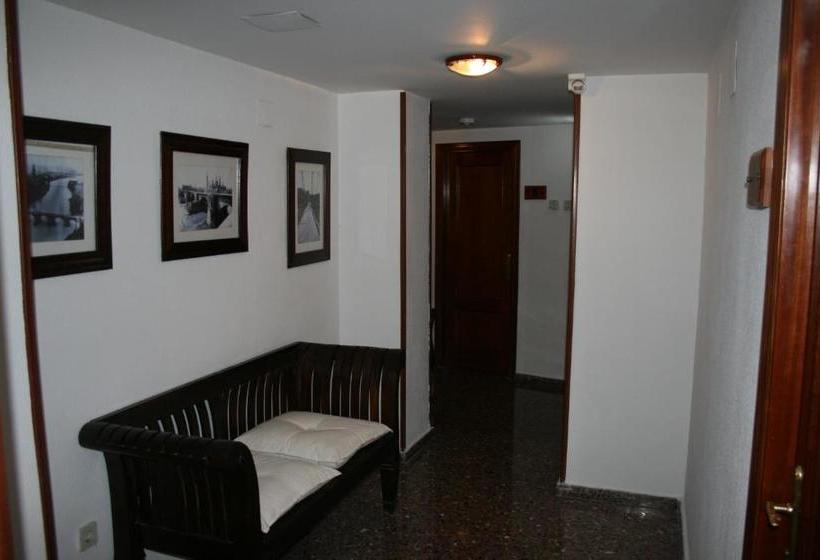 Пансион Hostal Puente De Piedra