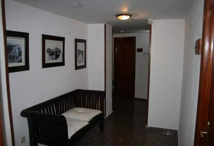 پانسیون Hostal Puente De Piedra