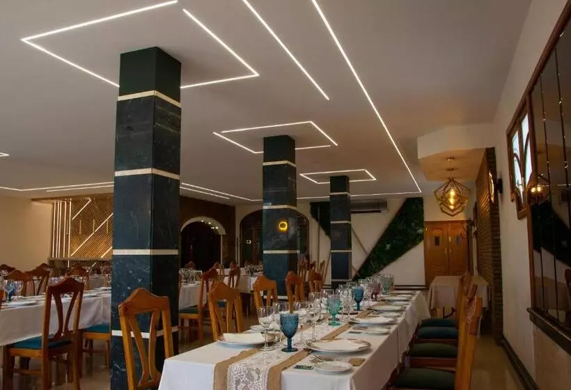 ペンション Hostal Restaurante El Cary