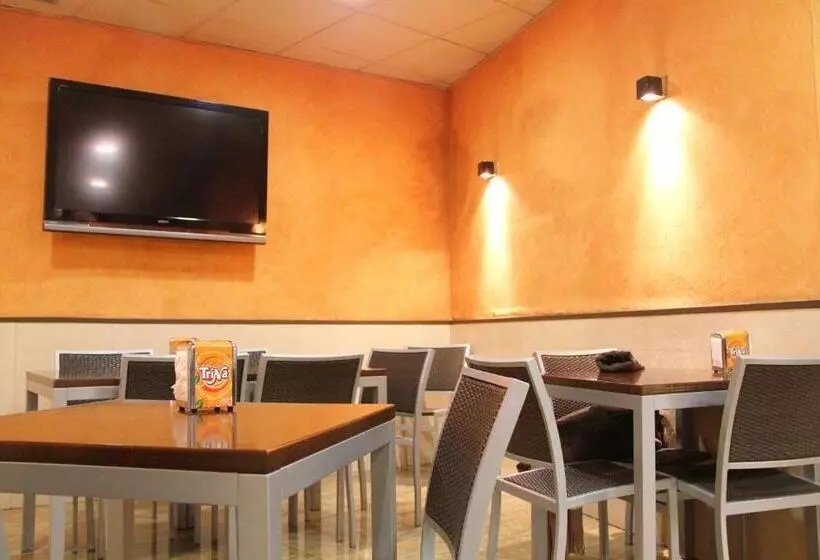 ペンション Hostal Cafeteteria Goya