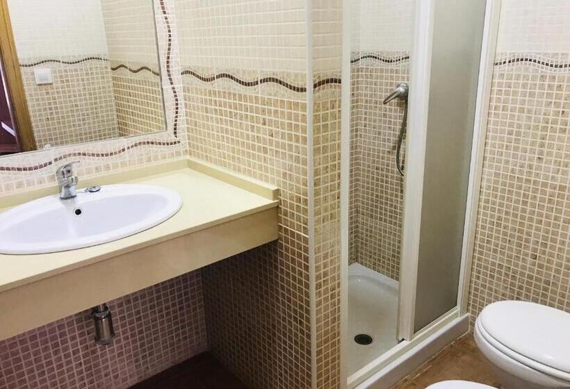 پانسیون Hostal La Tarayuela