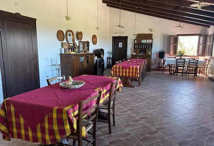 هتل Agriturismo La Fillirea