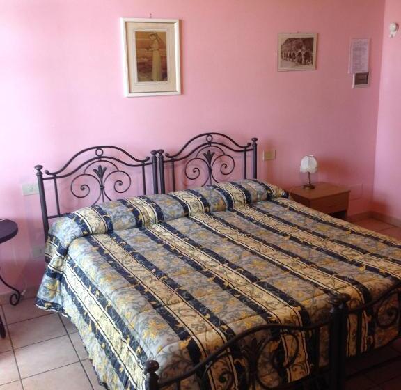 Hotelli Agriturismo Azienda Agricola La Roccaia