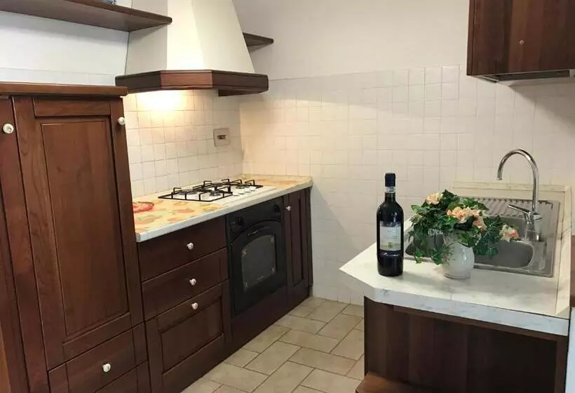 Hotelli Agriturismo Azienda Agricola La Roccaia