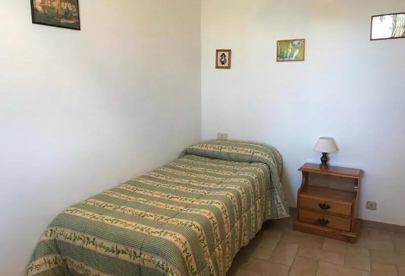 Hotelli Agriturismo Azienda Agricola La Roccaia