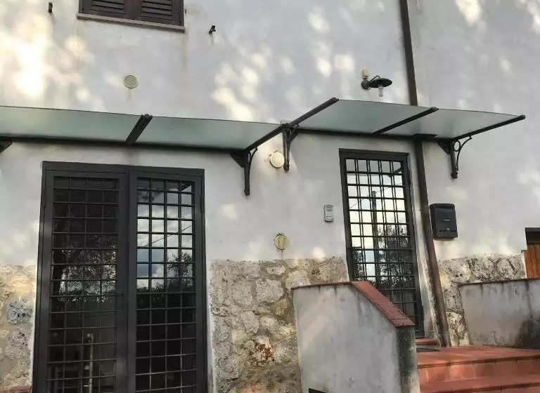 Hotelli Agriturismo Azienda Agricola La Roccaia