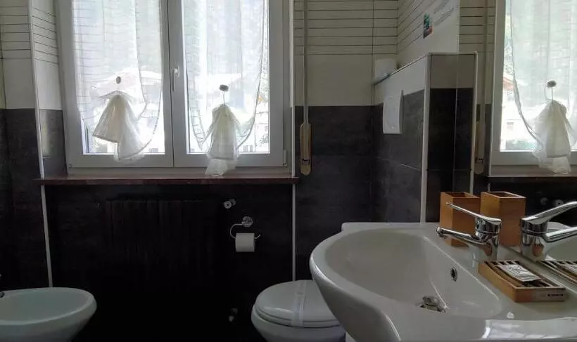 Majatalo Affittacamere Valchiavenna Foresteria In Tranquilla Villa Signorile Con Comodo Parcheggio Privato