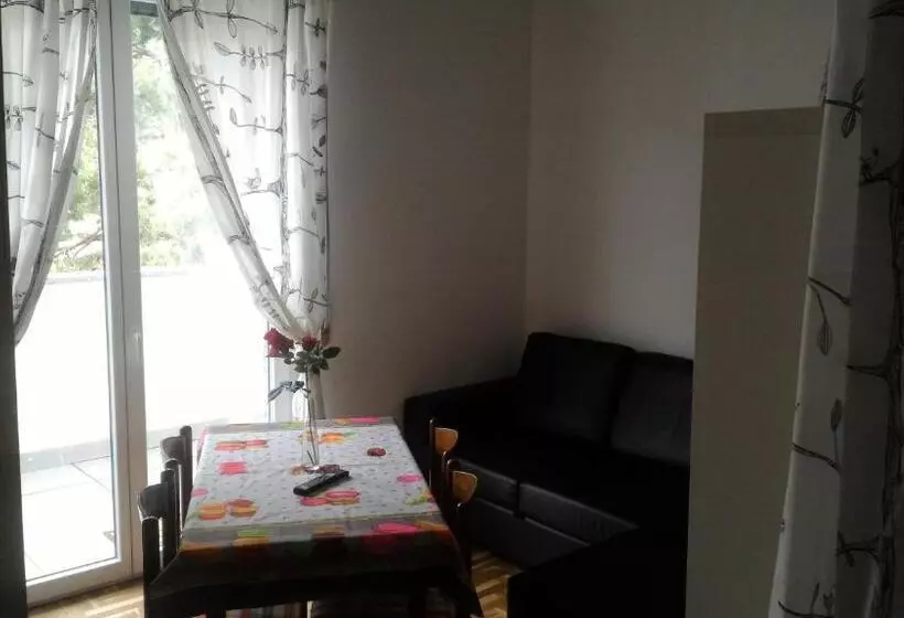 Majatalo Affittacamere Valchiavenna Foresteria In Tranquilla Villa Signorile Con Comodo Parcheggio Privato