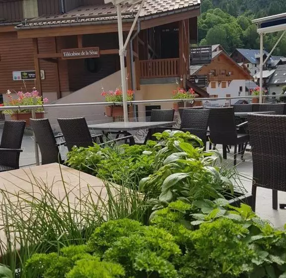 هتل Hôtel Chalet Les Mélèzes