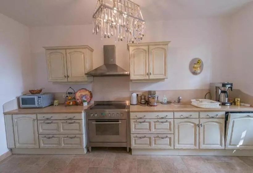 Pension La Treille Et L'impasse