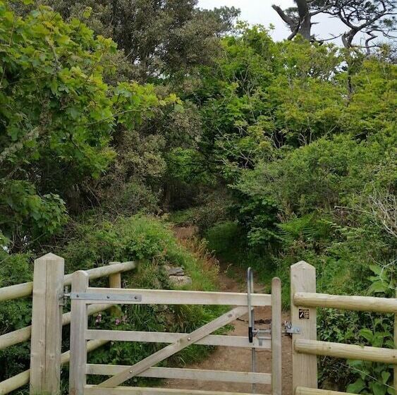بنسيون Mandeley Guest House