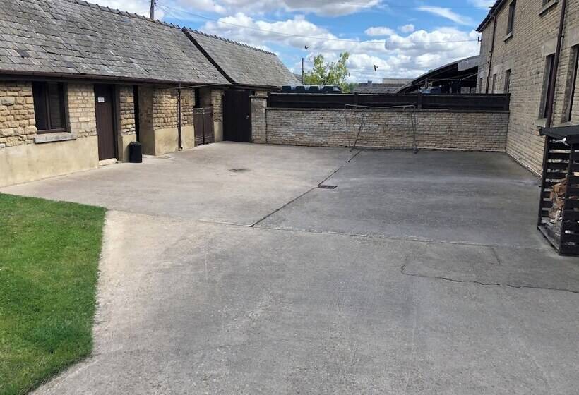 בית מלון כפרי Moo Cow Cottage Self Catering