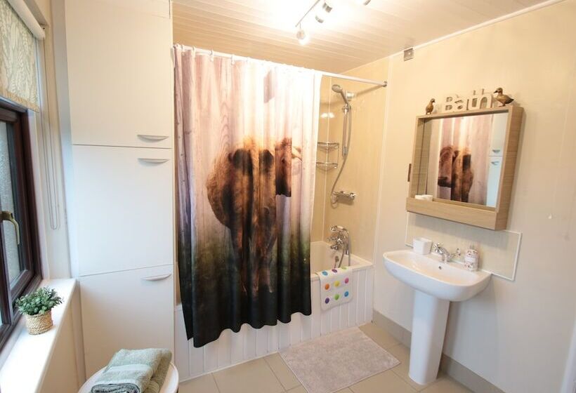 בית מלון כפרי Moo Cow Cottage Self Catering