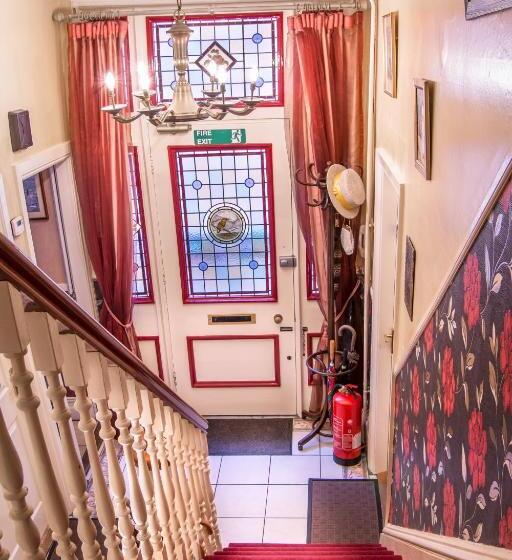 بنسيون Creston Villa Guest House