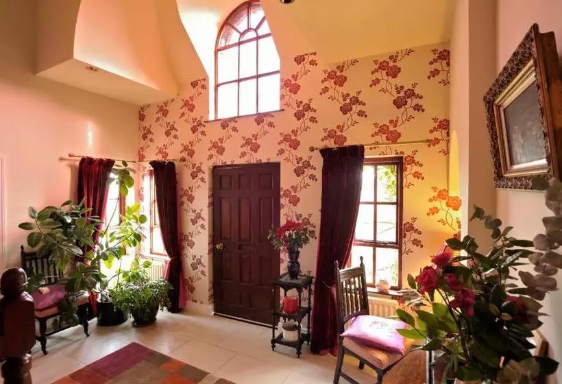 Majatalo Pinewood Lodge Guest House