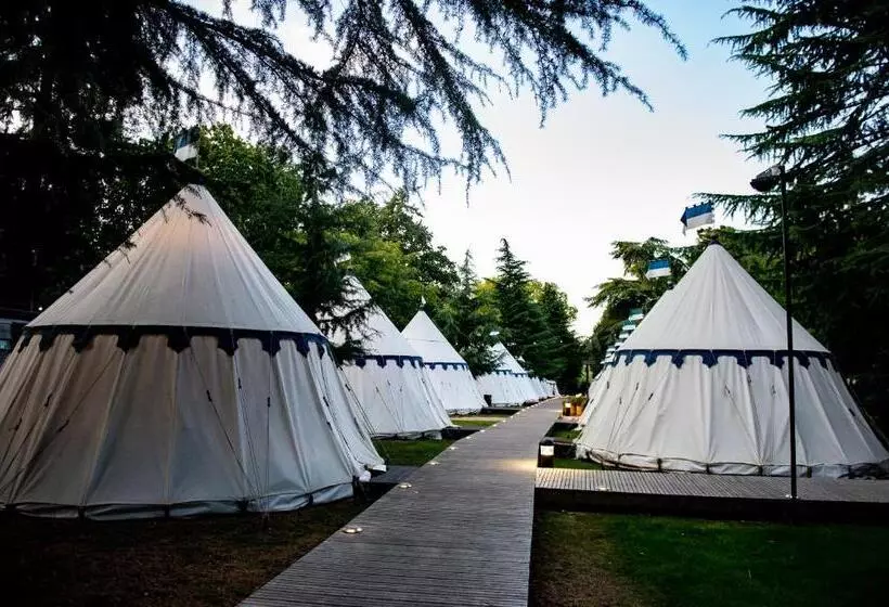 Lomakeskus Warwick Castle Hotel & Knight S Village