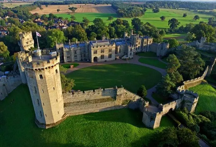 Lomakeskus Warwick Castle Hotel & Knight S Village