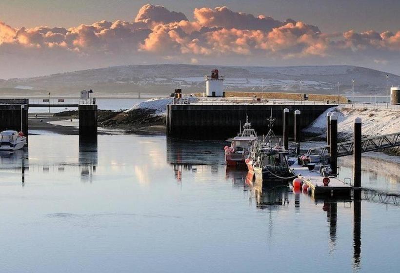 فندق صغير The Pembrey Country Inn