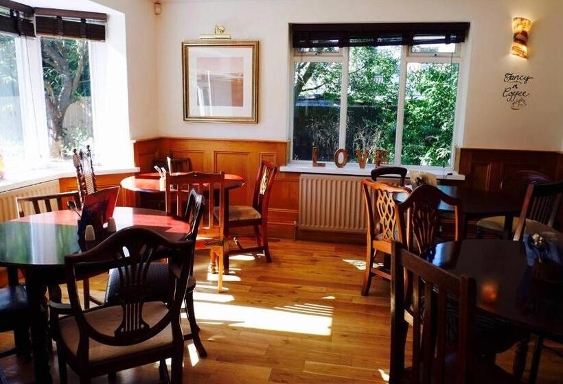 הוסטל The George Carvery &