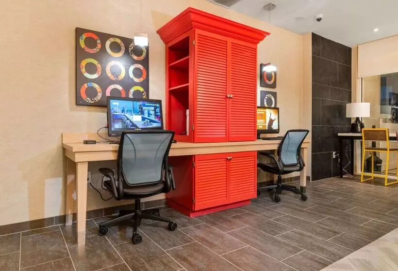 ホテル Home2 Suites By Hilton Newark Airport