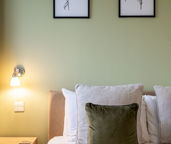 פנסיון Inn For All Seasons