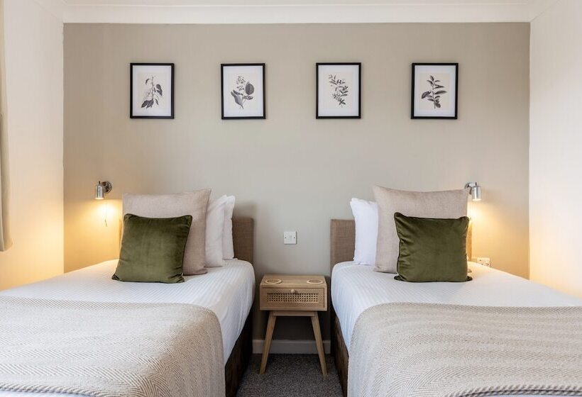 פנסיון Inn For All Seasons