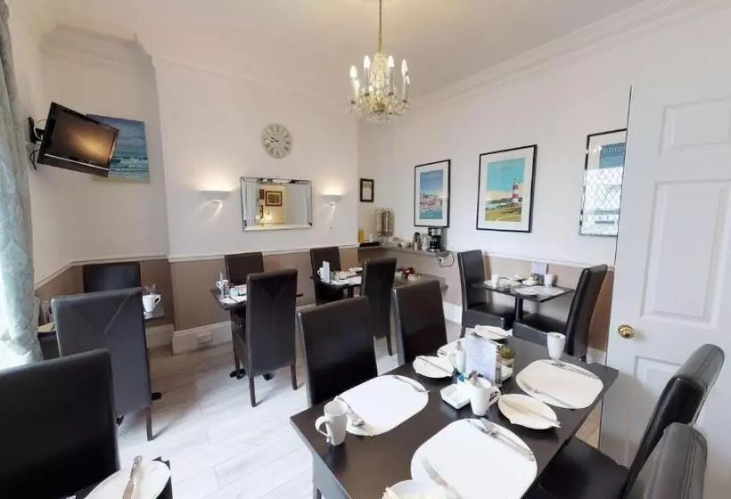 ペンション The Tudor Guest House