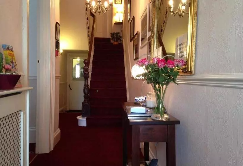 ペンション The Tudor Guest House