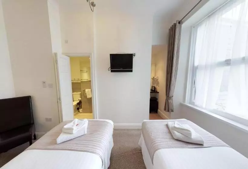 ペンション The Tudor Guest House