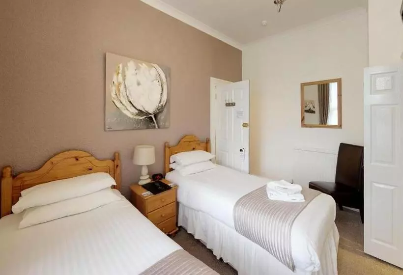 ペンション The Tudor Guest House