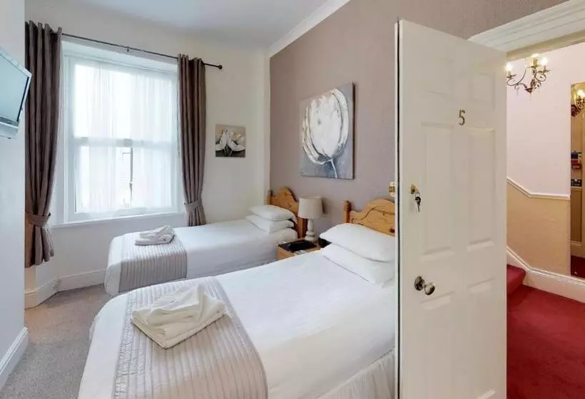 ペンション The Tudor Guest House