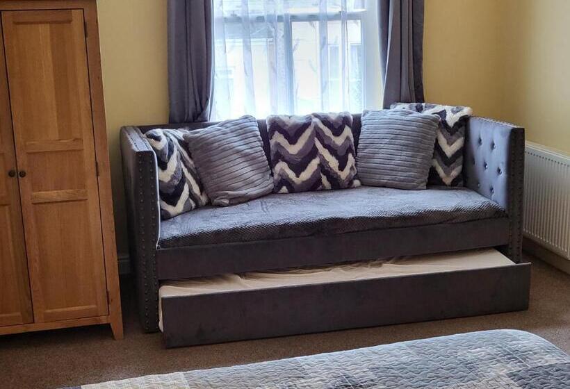 ユースホステル The Royal Inn