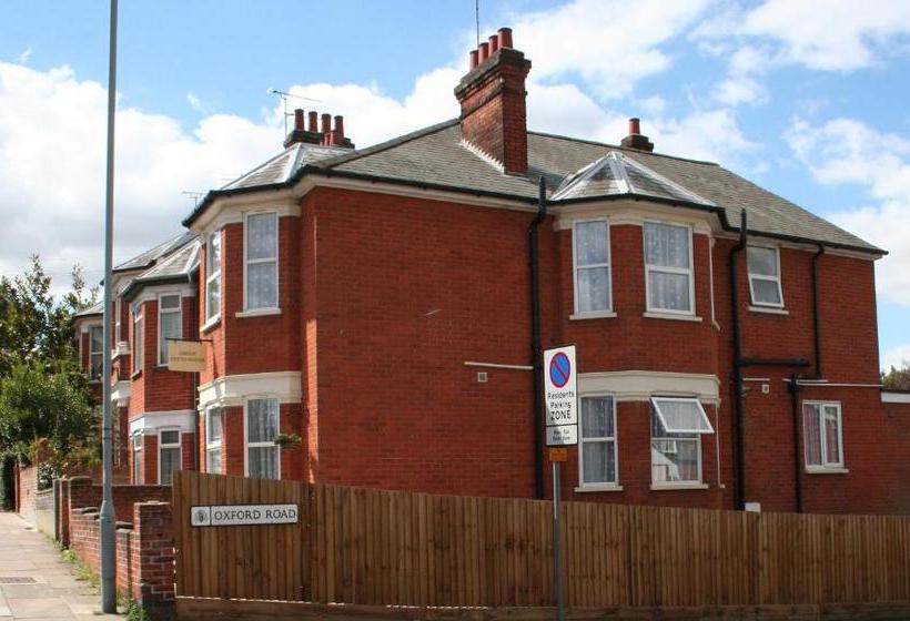 بنسيون Grove Guest House