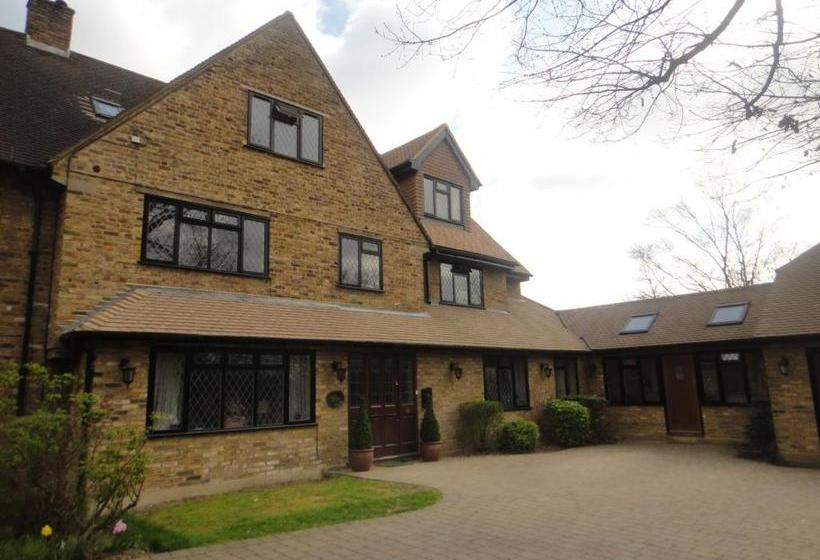 بنسيون The Oaks Guest House