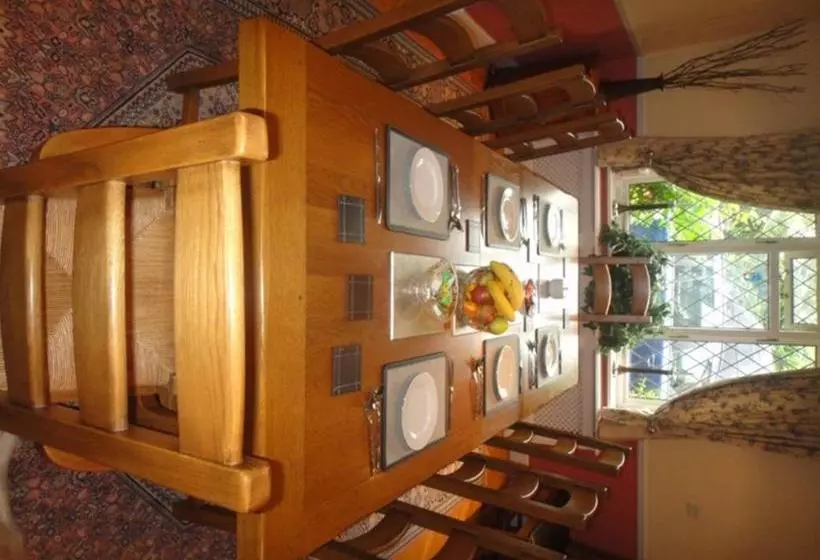 پانسیون The Oaks Guest House