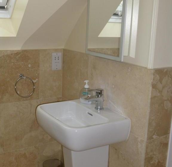 بنسيون The Oaks Guest House