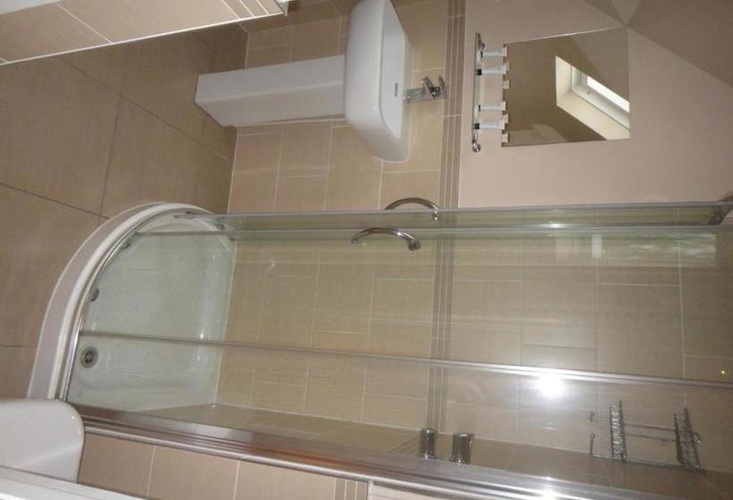 بنسيون The Oaks Guest House