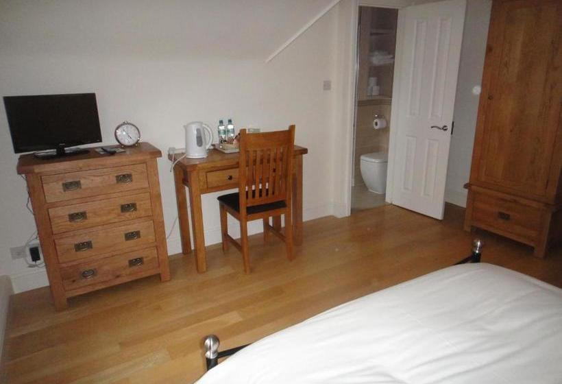 بنسيون The Oaks Guest House