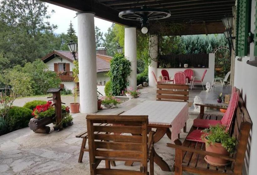 פנסיון Villa Bergkristall