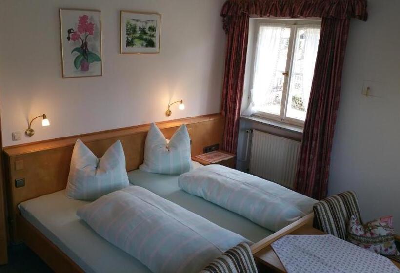 פנסיון Villa Bergkristall