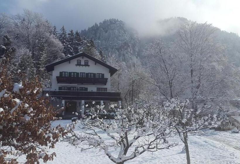 פנסיון Villa Bergkristall