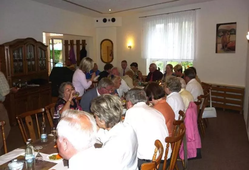 Majatalo Waldhaus Hutzelhöh