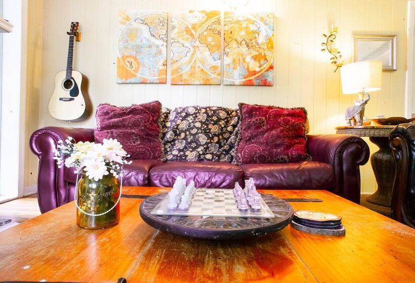 Tallahassee Sun & Moon   Hostel