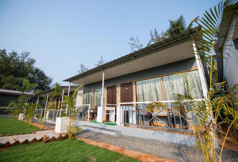 Treebo Lands End Beach Resort Morjim