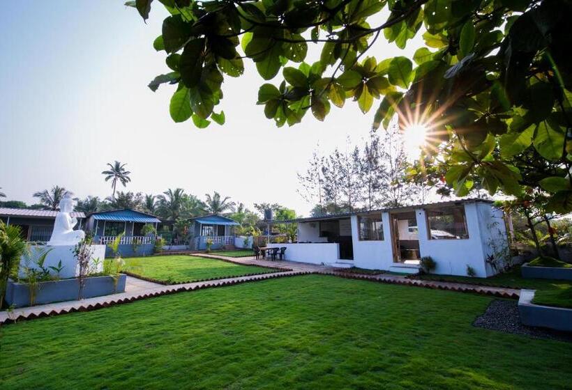 Treebo Lands End Beach Resort Morjim