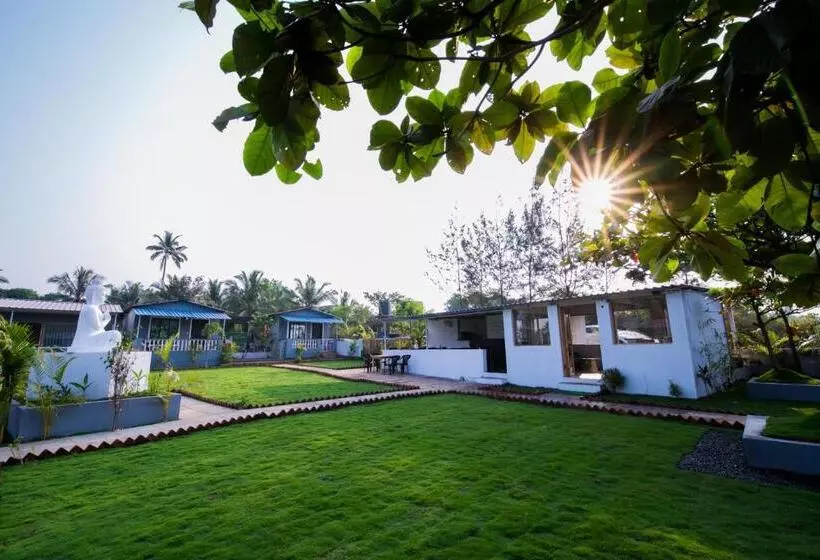 Treebo Lands End Beach Resort Morjim