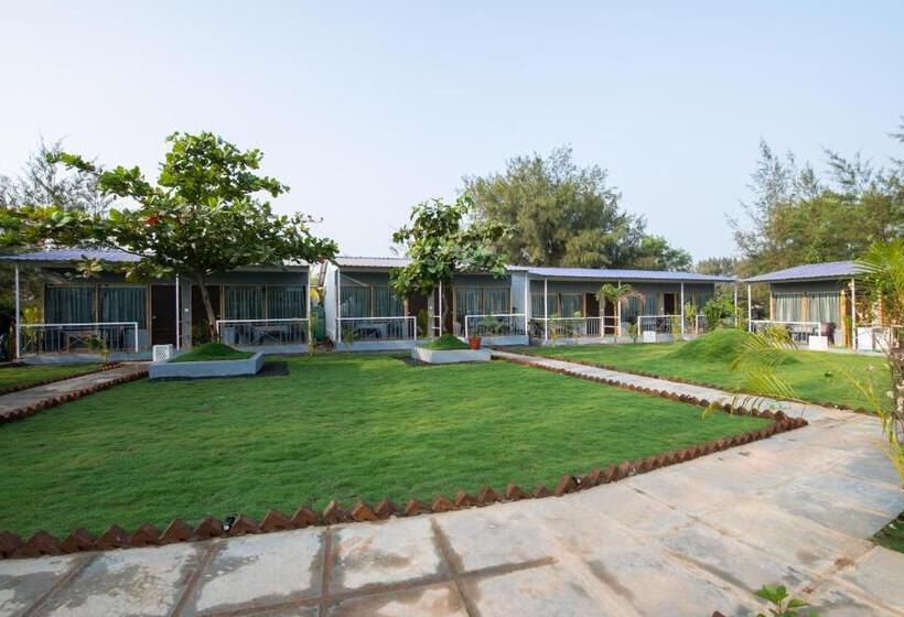 Treebo Lands End Beach Resort Morjim