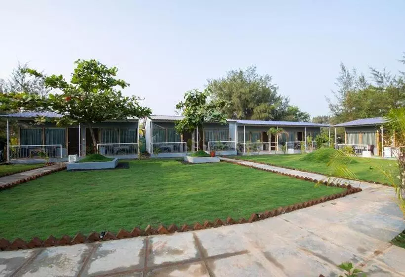 Treebo Lands End Beach Resort Morjim