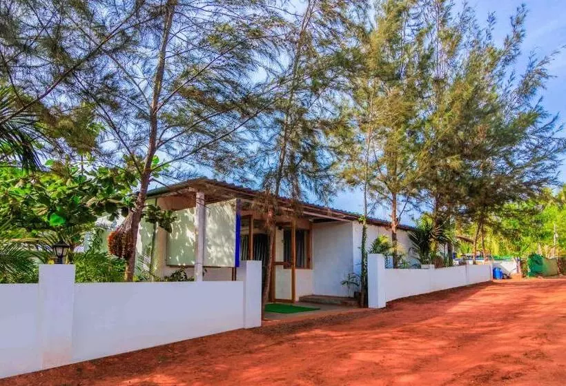 Treebo Lands End Beach Resort Morjim